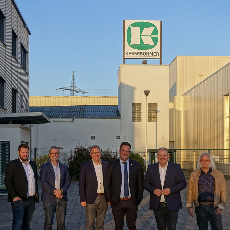 Von links: Jrg aus dem Moore, Christian Grner, Dirk Hnefeld, Jan Staehler, CDU-Brgermeisterkandidat Markus Kleinkauertz und Peter Kollorz vor dem Werksgebude der Firma Kessebhmer 