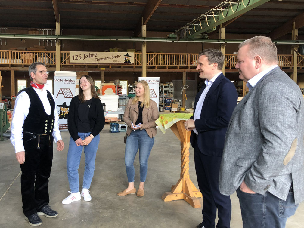  (V. l.) Zimmermeister Martin Stolte, Tochter Linda Stolte, Ratsfrau Carolin Klevorn, CDU-Landesvorsitzender Sebastian Lechner MdL (2. v. r.) und Brgermeisterkandidat Markus Kleinkauertz (r).