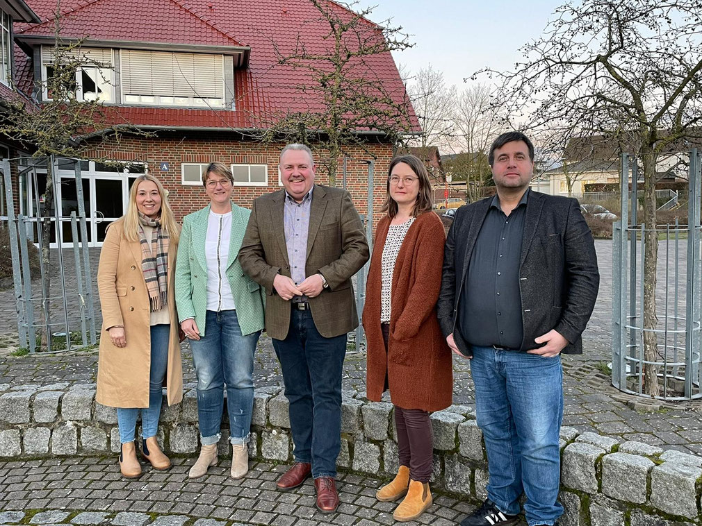 Von links: Carolin Klevorn (Mitglied im Bildungsausschuss), Schulleitung Andrea Beyer, CDU-Brgermeisterkandidat Markus Kleinkauertz, Eltervertreterin Dina Khler, Elternsprecher Andreas Pelzer