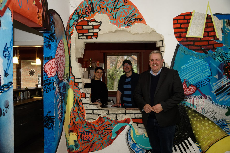  v.l.: Die Jugendpfleger Jana Nega und Norbert Schulte im Gesprch mit dem CDU-Brgermeisterkandidaten Markus Kleinkauertz. 