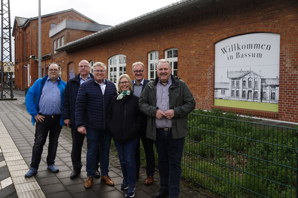  (V. l.): Marcus Unger, WISEG-Geschftsfhrer Klaus-Dieter Sprenger, Brgermeister Christian Porsch, Elke Bongartz, Volker Meyer MdL und Markus Kleinkauertz vor dem Bassumer Bahnhofsgebude.
