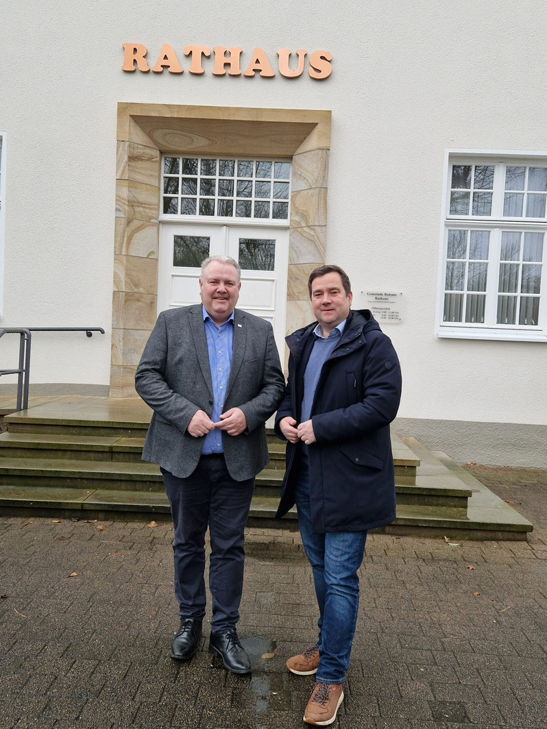  von links: Gemeindebrgermeister Markus Kleinkauertz und der CDU Bundestagskandidat Lutz Brinkmann vor dem Bohmter Rathaus. 